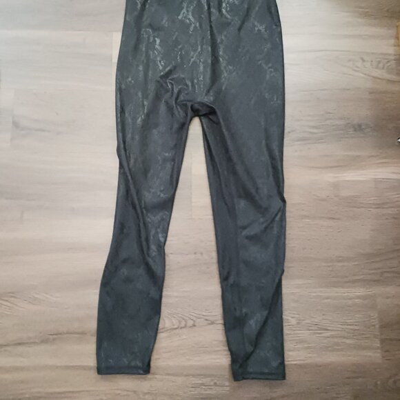 Fabletics Twist Front Oasis 7/8 DESIGNER Onesie Black Foil Snake SZ Large RARE - Picture 6 of 10